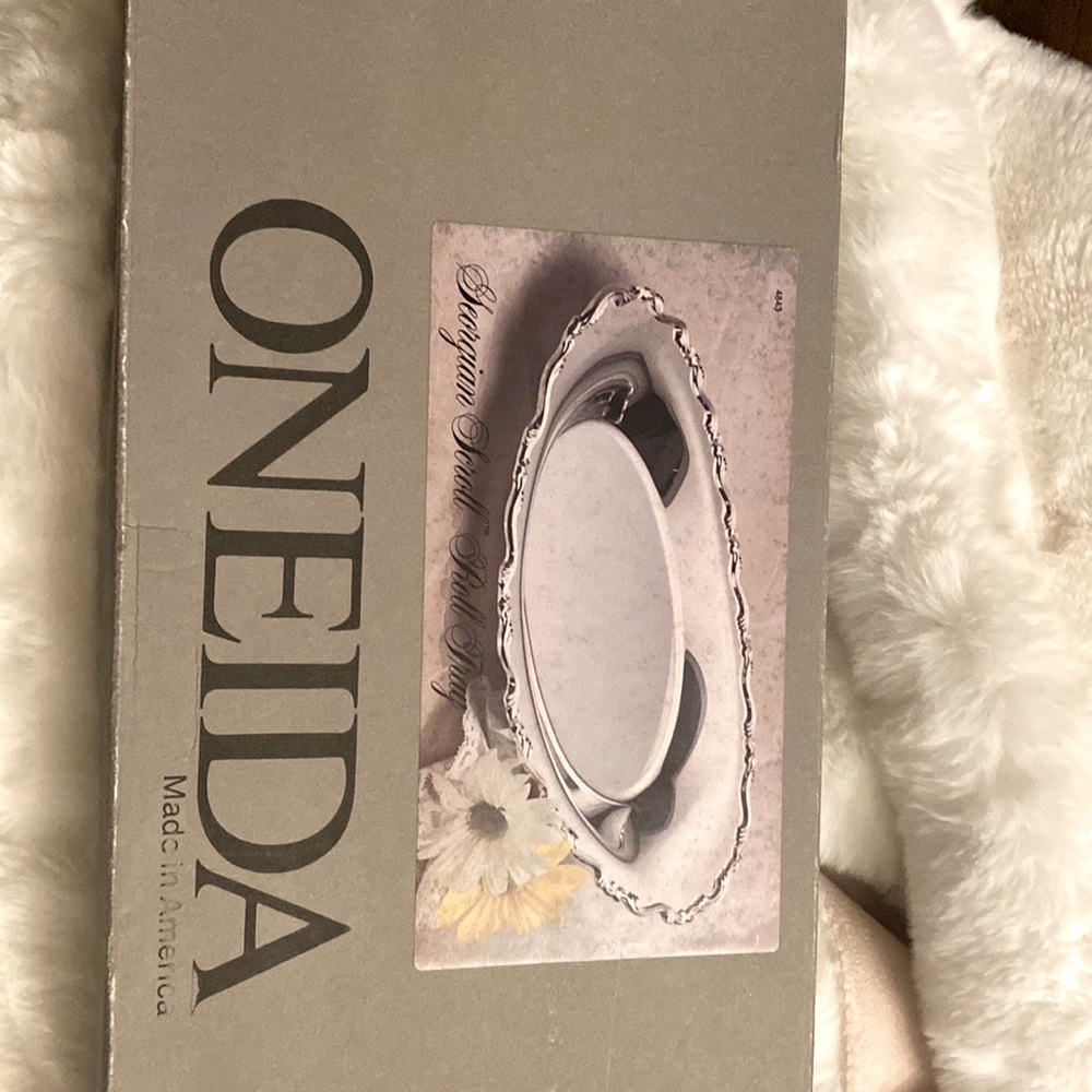 New in box Oneida Georgia Scoll Roll Tray